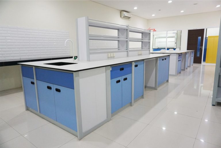 Laboratory Bench Wooden 3
